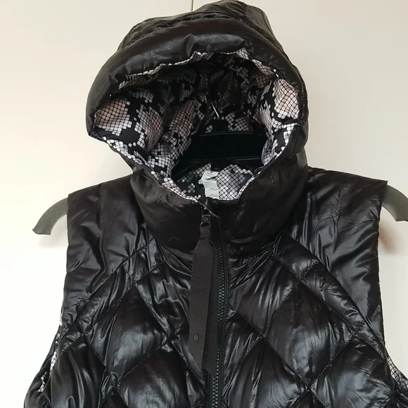 Lululemon The Fluffiest Vest in Black/Ziggy Snake Butter Pink Black - Picture 5 of 7